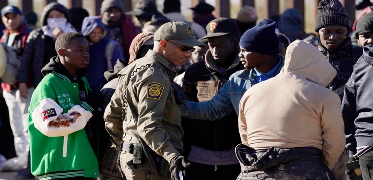 Propuesta para que policías arresten migrantes indocumentados en frontera de Arizona irá a boleta electoral