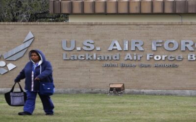 Reportan tiroteo en base aérea en Texas entre guardias de seguridad y personas a bordo de vehículo