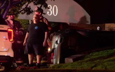 Vehículo se estrella con frente de edificio en Providence