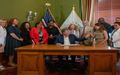 McKee firma orden ejecutiva para brindar un mejor apoyo a los residentes de Rhode Island con discapacidades