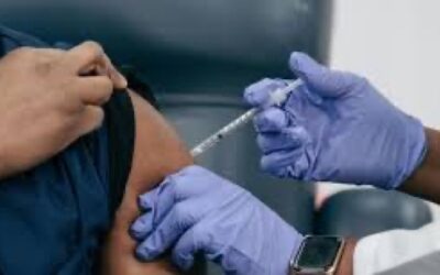 La FDA aprueba vacunas actualizadas contra el COVID-19 en medio de una nueva ola de casos durante el verano