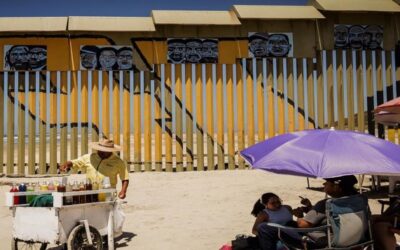 Un mural en el muro fronterizo visibiliza a veteranos deportados de EE.UU. a México