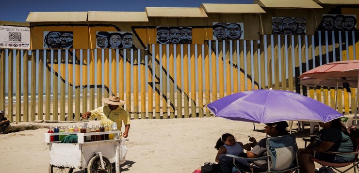 Un mural en el muro fronterizo visibiliza a veteranos deportados de EE.UU. a México