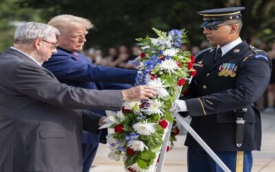 A equipo de Trump se le advirtió no tomar fotos en Arlington antes de altercado, dice funcionario