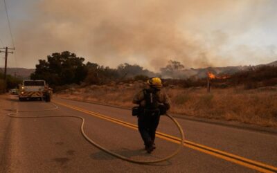 Un incendio sin controlar obliga a evacuar a miles de personas en el sur de California