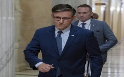 Mike Johnson suspende votación sobre proyecto que evita cierre de gobierno de EEUU