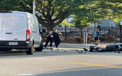 Policía Providence investiga choque entre camioneta Amazon y motocicleta.