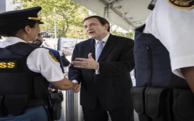 Jefe policial de Ciudad de Nueva York dice que autoridades federales registraron sus domicilios