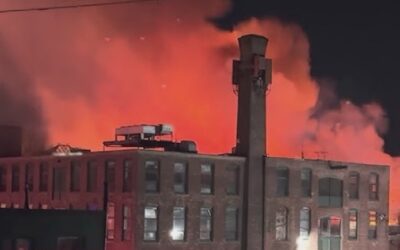 Incendio en Providence arrasa edificio comercial.