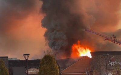 Incendio en Cranston destruye parte de restaurante Applebee’s.
