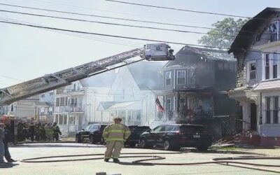 Incendio de dos casas deja 14 niños y 5 adultos sin hogar.