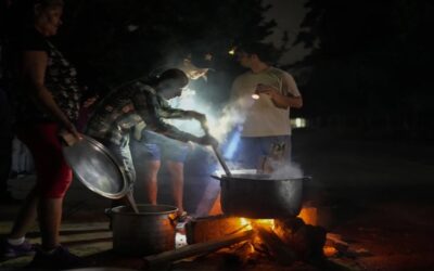 Cubanos angustiados esperan llegada de la electricidad tras apagón y ahora enfrentan ciclón