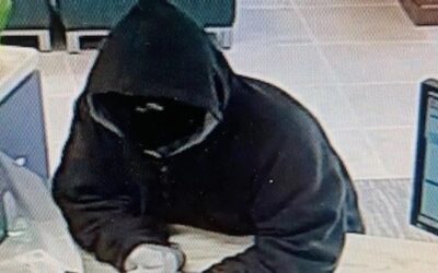 Policía Woonsocket busca sospechoso de robo a banco.