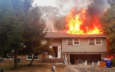 Incendio de casa en Tiverton envía bombero al hospital