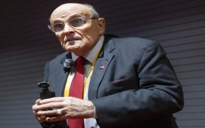 Juez ordena a exabogado de Trump entregar propiedades a trabajadoras electorales difamadas