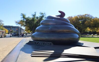 Aparece figura en bronce de excremento frente al Capitolio para recordar el asalto de 2021