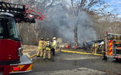 Bomberos responden a incendio de botes y maleza en Johnston.