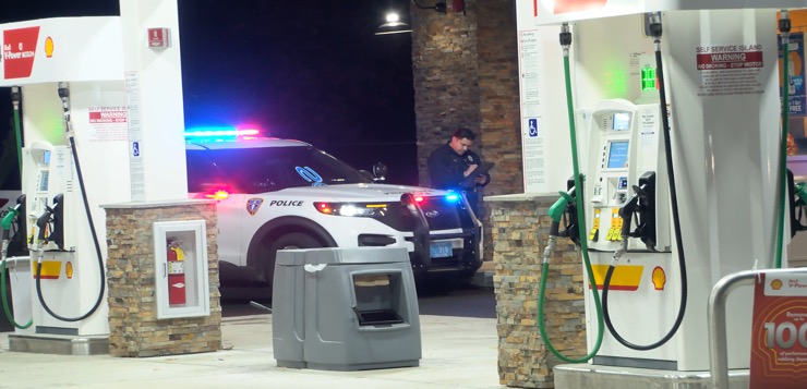 Le roban el auto a punto de pistola en gasolinera de Providence.