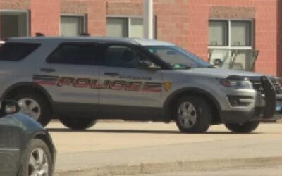 Conductora se estrella contra edificio y queda en condición crítica.