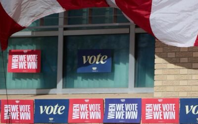 Drones, cristales antibalas y un botón del pánico: EE.UU. blinda sus centros de votación