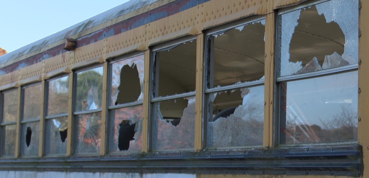 Adolescente enfrenta cargos por supuestamente vandalizar iglesia.