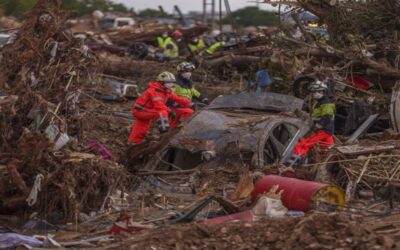 Aguaceros en Barcelona paralizan trenes mientras soldados buscan víctimas de crecidas en Valencia