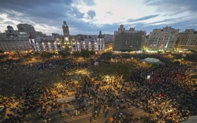 Miles protestan contra el presidente regional de Valencia por mala respuesta a las inundaciones