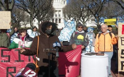 Decenas protestan le exigen al gobernador que declare estado de emergencia por la falta de vivienda asequible.
