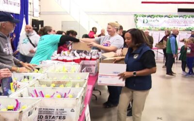 Operación Holiday Cheer realiza su evento anual preparando paquetes para militares.