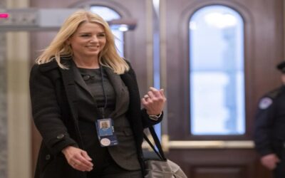 Trump elige a la ex fiscal general de Florida Pam Bondi como sucesora de Matt Gaetz