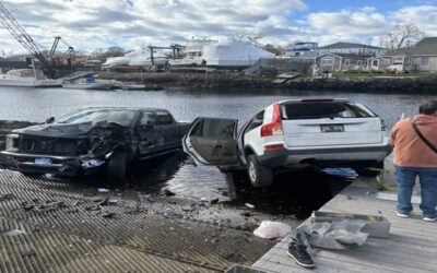 Choque termina con dos vehículos en el río Pawcatuck