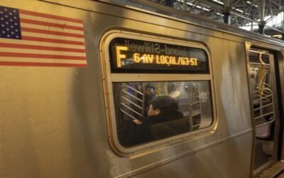 Policía revela identidad de mujer quemada en metro de Nueva York