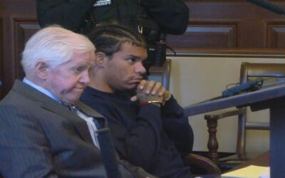 Sospechoso de asesinar a joven de 17 años se declara no culpable.