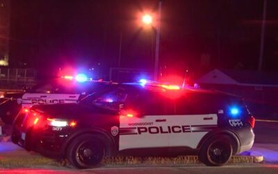 Policía Woonsocket investiga muerte a puñaladas de un hombre.