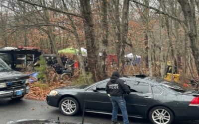 Policía Coventry y el FBI investigan luego de hallar restos humanos en zona boscosa.