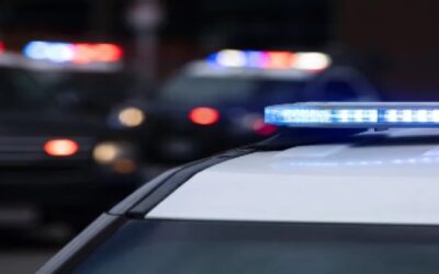 Accidente automovilístico deja dos adolescentes heridos.