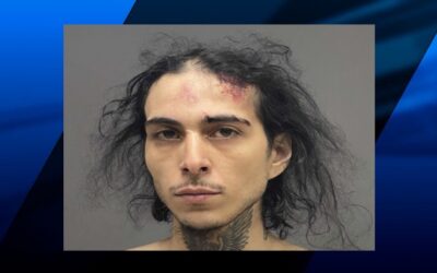 Hombre enfrenta cargos luego de persecución policial que terminó en aparatoso choque.