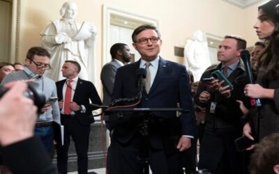 Biden firma ley y evita cierre del gobierno.