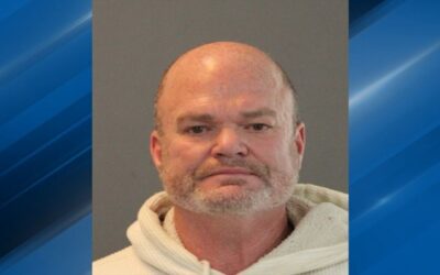 Hombre acusado de conducir supuestamente ebrio y con un menor en el auto.