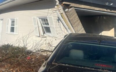 Auto se estrella con 3 vehículos y con una casa.