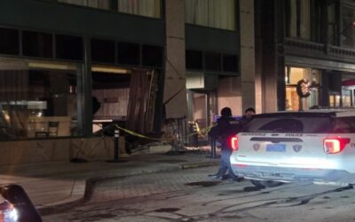 Auto se estrella contra frontis de hotel en Providence.