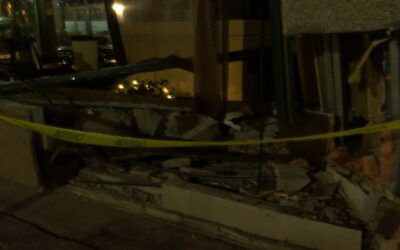 Policía Providence identifica conductora que se estrelló con frontis del Hotel Providence.