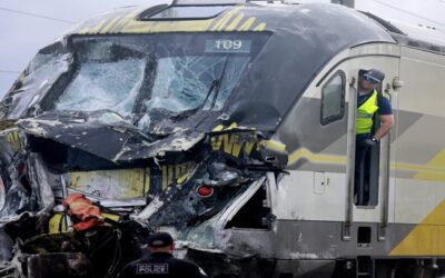 Tren choca con camión de bomberos en Florida; hay 3 bomberos y al menos 12 pasajeros heridos