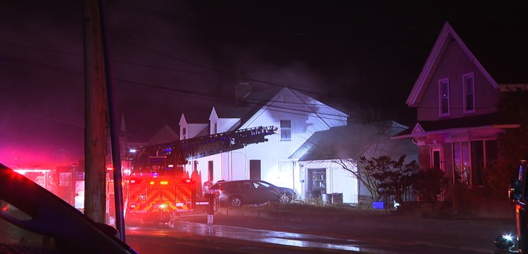 Incendio en Johnston deja 5 personas sin hogar.