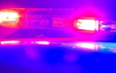 Hombre arrestado por supuestamente golpear a su esposa con un martillo en la cabeza.