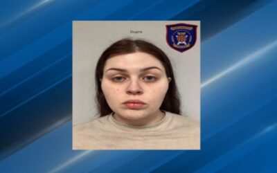 Mujer de Fall River enfrenta cargos por manejar supuestamente ebria y con un niño de 2 años en el auto.