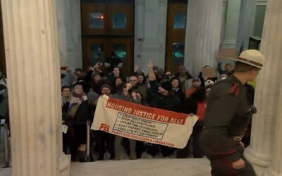 Policía Capitolio bloquea acceso de manifestantes a rotonda Casa del Estado durante discurso de McKee.