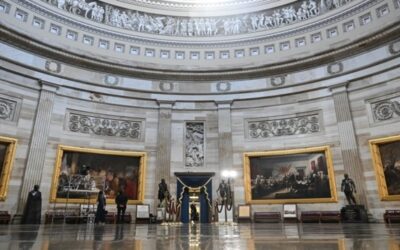 Investidura presidencial de Donald Trump será bajo techo