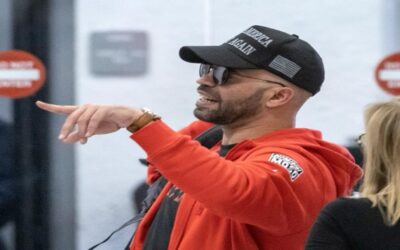 El ultranacionalista Enrique Tarrio, indultado por Trump, regresa a Florida