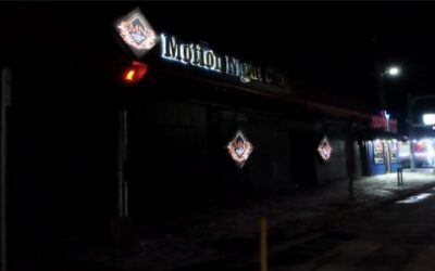 Autoridades identifican a 7 arrestados durante intervención policial afuera de club nocturno.